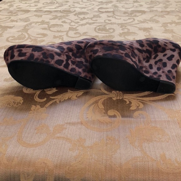 GLO jeans. Animal print sexy shoes. Comfortable! - Picture 5 of 8